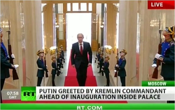 Ông Putin rảo bước vào phòng đại lễ nơi Tổng thống Medvedev và hàng trăm quan chức Nga đang đón chờ